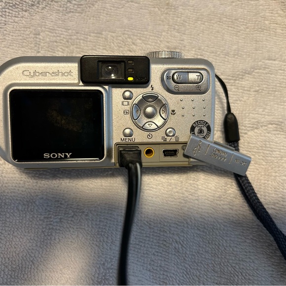 Sony DSCP8 Cyber-shot 3.2MP Digital Camera w/ 3x Optical Zoom - Picture 8 of 13